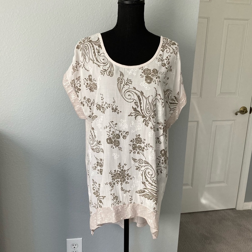 Tunica high-low top sequenced in front and on sleeves, round neck, short sleeve